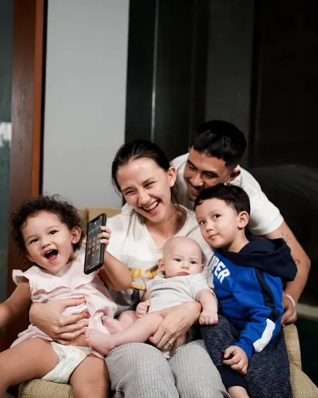 Mama Muda Cantik, 9 Selebriti Ini Punya Anak Lebih dari Satu di Usia 20-an