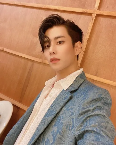 Manfaatkan Benda Sekitar - Kenali Sudut Foto Terbaikmu, 7 Tips Selfie Keren Ala Idol K-Pop yang Dijamin Bikin Media Sosial Kamu Lebih Seru