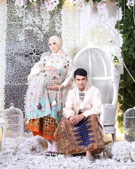 Maternity Adhitya Putri Ridwan Ghany Berbalut Baju Adat Modern Kapanlagi Com