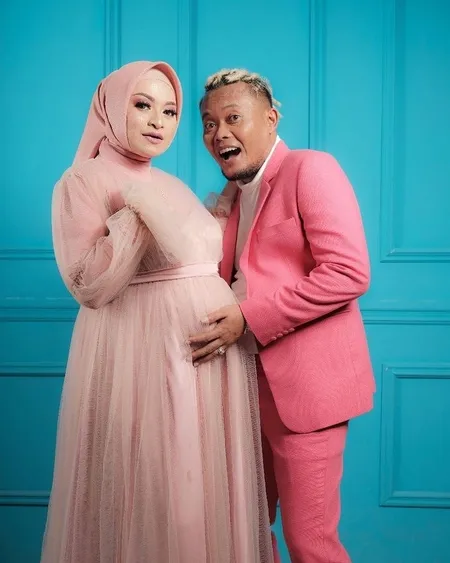 Maternity Shoot Nathalie Holshcer, Sule Cium Calon Jabang Bayi dengan Penuh Cinta - Bikin Baper