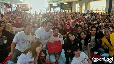 Meet and Greet 'HABIBIE & AINUN 3' di Jogja, Fans Lari-Larian Demi Reza Rahadian - Jefri Nichol - Angga Aldi Yunanda