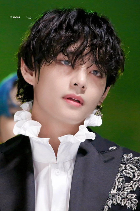 Menawan Bak Pangeran Penampilan V Bts Di Mma 2019 Jadi Sorotan Kapanlagi Com
