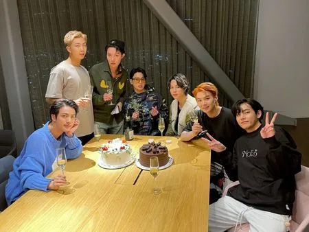 Menjadi Most Awarded Artist di American Music Award 2021, BTS Bagikan Momen Kemenangan Mereka Ke Twitter
