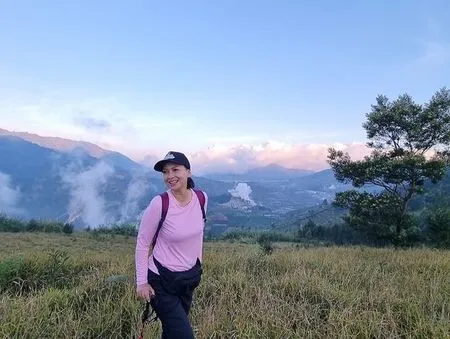Menolak Tua, Begini Sederet Foto Kece Ira Wibowo Saat Hiking Naik ke Puncak Gunung Sipandu di Usia 53 Tahun!