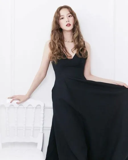 Merah Merona Bersama Dior, Yuk Intip Kecantikan Jisoo Dalam Potret Terbaru Bersama Dior!