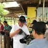Meriah! Deddy Mizwar Bagi-Bagi Kaos Dan Topi Untuk Warga Bekasi