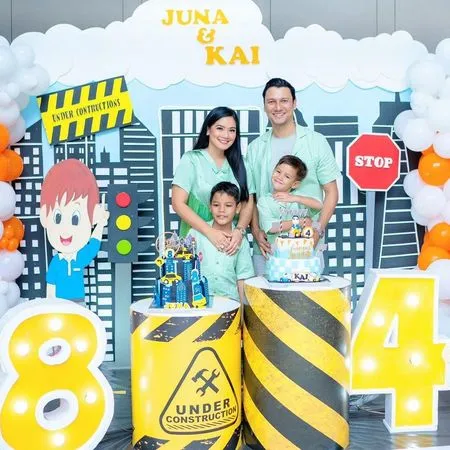 Meriah Dihadiri Para Seleb, 10 Potret Pesta Ultah Juna dan Kai Anak Titi Kamal - Gelar Pool Party di Rumah