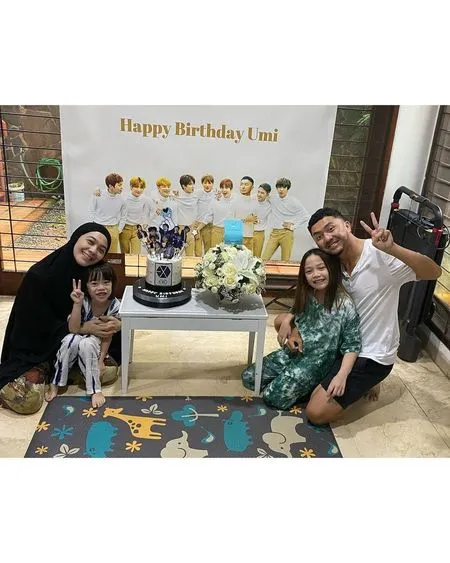 Meriah Serba EXO, 9 Potret Kejutan Ulang Tahun Dian Ayu Lestari - Hobi Fangirling Didukung Suami