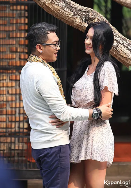 Mesra Ex Vokalis Yovie Nuno Bermanjaan Dengan Model Bosnia Kapanlagi Com +995 32 260 43 43. kapanlagi com