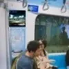 Momen Manis Ariel NOAH Lepas Jaket & Tutupi Kaki Niken Anjani di MRT