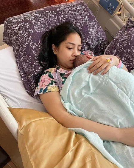 Momen Manis Ibu & Anak, Ini Potret Nagita Slavina Tertidur Sambil Memeluk Baby R: Begitu Bahagia dengan Kehadiran Anak Kedua yang Dinanti-Nanti