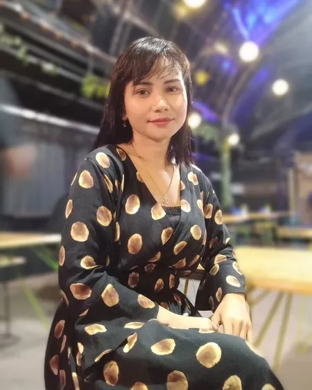 Mulai Kacamata, Gaya Rambut, Senyuman, Tatapan Mata Hingga Wajahnya, Ini 8 Potret Wanita yang Viral Disebut Mirip dengan Mendiang Vanessa Angel