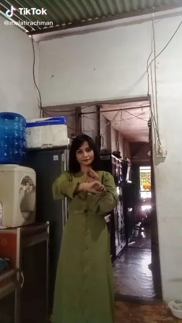 Mulai Kacamata, Gaya Rambut, Senyuman, Tatapan Mata Hingga Wajahnya, Ini 8 Potret Wanita yang Viral Disebut Mirip dengan Mendiang Vanessa Angel