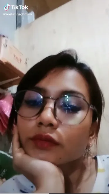 Mulai Kacamata, Gaya Rambut, Senyuman, Tatapan Mata Hingga Wajahnya, Ini 8 Potret Wanita yang Viral Disebut Mirip dengan Mendiang Vanessa Angel