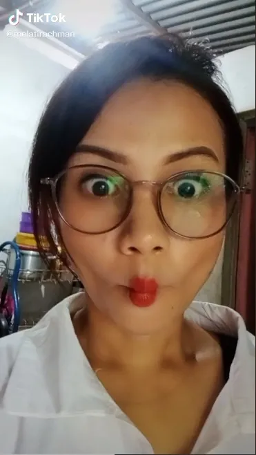 Mulai Kacamata, Gaya Rambut, Senyuman, Tatapan Mata Hingga Wajahnya, Ini 8 Potret Wanita yang Viral Disebut Mirip dengan Mendiang Vanessa Angel