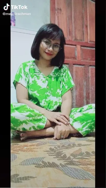 Mulai Kacamata, Gaya Rambut, Senyuman, Tatapan Mata Hingga Wajahnya, Ini 8 Potret Wanita yang Viral Disebut Mirip dengan Mendiang Vanessa Angel