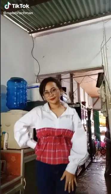 Mulai Kacamata, Gaya Rambut, Senyuman, Tatapan Mata Hingga Wajahnya, Ini 8 Potret Wanita yang Viral Disebut Mirip dengan Mendiang Vanessa Angel