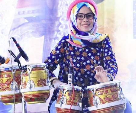 Mutik Nida Ratu Kendang Yang Cantik Stylish Dan Multitalent M Kapanlagi Com