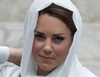 Masuk Masjid - Kate Middleton Berkerudung dan Lepas Sepatu