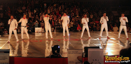 Mini Konser SMASH Di Lapangan Basket Sports Mall Kelapa 