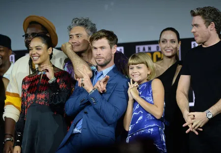 Natalie Portman Rebut Mjolnir Thor Dari Chris Hemsworth Di San Diego Comic Con Kapanlagi Com