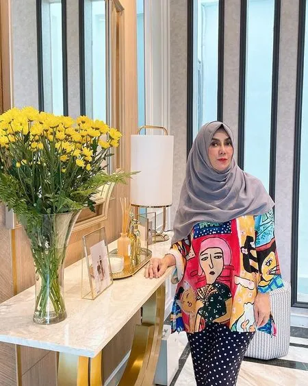 Nenek Gaul dan Awet Muda, 8 Potret Amy Qanita yang Paras Cantiknya Nggak Pernah Luntur - Bahagia Momong 4 Cucu