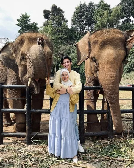 Ngaku Sering Kasih 'Jatah' Setiap Hari, Intip Potret Dinda Hauw dan Rey Mbayang yang Makin Mesra