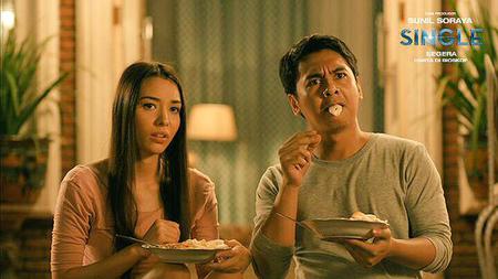 Ngaku Single Raditya Dika Ternyata Sedang Dekati Annisa Rawles Kapanlagi Com