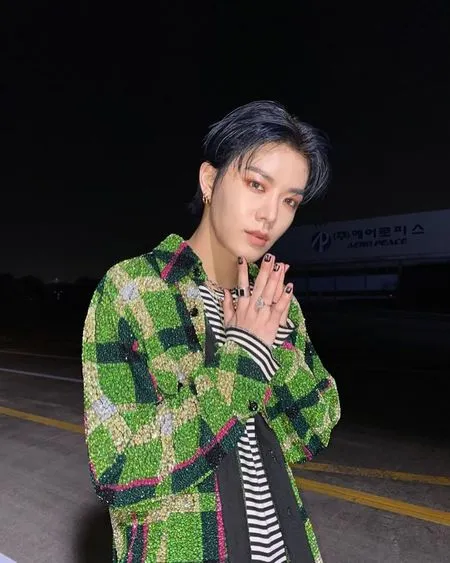 Nggak Cuma Ganteng Doang, 9 Potret Ini Jadi Bukti Idol K-pop Asal Jepang Punya Selera Fashion Kece Abis!