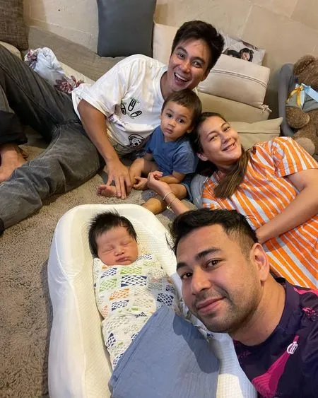 Nggak Sabar Tunggu Anak Kedua, Potret Raffi Ahmad Gemas dengan Baby Kenzo Anak Baim Wong