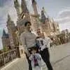 Nikita Willy Liburan ke Shanghai Disneyland Park, Asyik Nikmati Es Krim - Naik Wahana