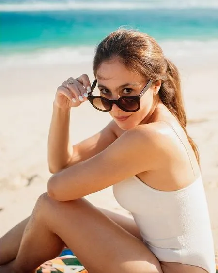 Nikmati Liburan Eksotis di Bali, Intip 8 Potret Wulan Guritno Pose Pakai Swimsuit di Pantai