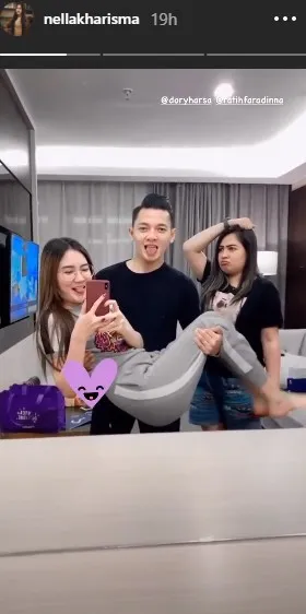 7 Potret Romantis Di Rumah Aja Ala Nella Kharisma Dan Dory Harsa Nikmati Masa Indah Jadi Pengantin Baru Kapanlagi Com