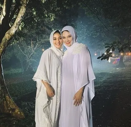 Non-Muslim, 6 Selebriti Ini Tampil Anggun Kenakan Hijab