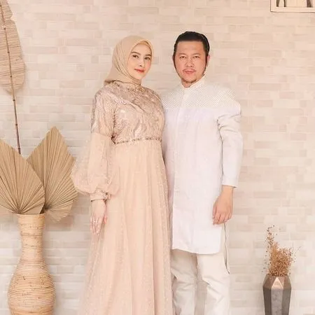 Nyaris Cerai Karena Selingkuh, 8 Potret Terbaru Richie Five Minutes dan Istri yang Makin Mesra - Akui Khilaf Bermain Hati