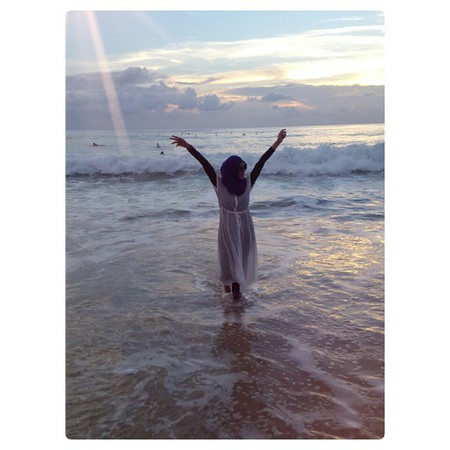 Ootd Berhijab Cantik Delia Septianti Saat Liburan Di Pantai