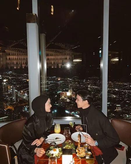 Pacaran di Ketinggian, 10 Potret Dinner Romantis Dinda Hauw & Rey Mbayang di Burj Khalifa Dubai