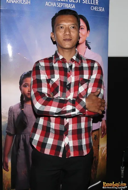 Pakai Baju Kotak-Kotak, Teuku Rifnu Tampil Gagah di Preskon MARS