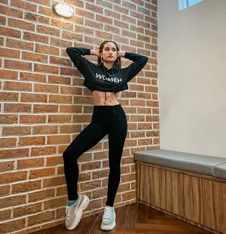 Pakai Bikini Hingga Outfit Sporty, 8 Foto Body Goals Cinta Laura Ini Bikin Netizen Salfok Gara-Gara Abs