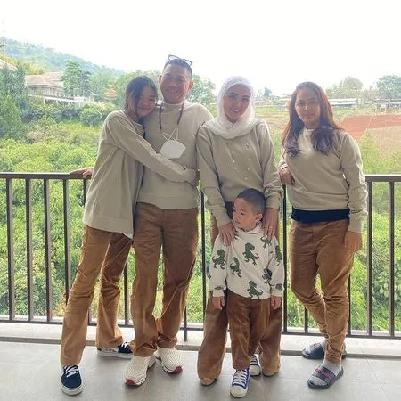 Pamer Foto Mesra Hingga Ciuman dengan Suami, Bella Shofie Tuai Kritik Pedas Netizen