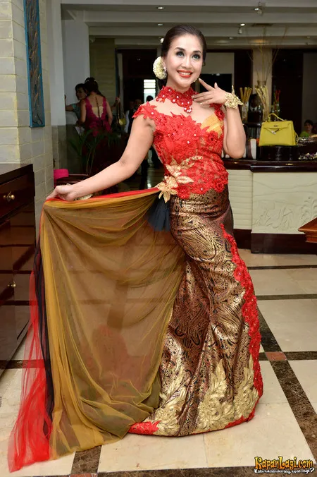 Paramitha Rusady Pakai Kebaya Cantik Buktikan Tak Pernah Menua Kapanlagi Com