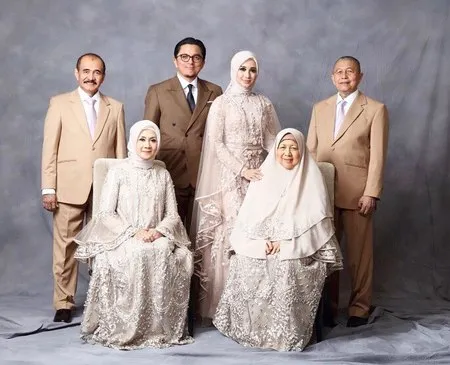 Pasca Menikah Laudya Cynthia Bella Unggah Foto Keluarga Lengkap Kapanlagi Com Pasca Menikah Laudya Cynthia Bella Unggah Foto Keluarga Lengkap Kapanlagi Com