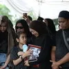 Pecah Tangis Richa Novisha Antar Gary Iskak ke Peristirahatan Terakhir di TPU Tanah Kusir