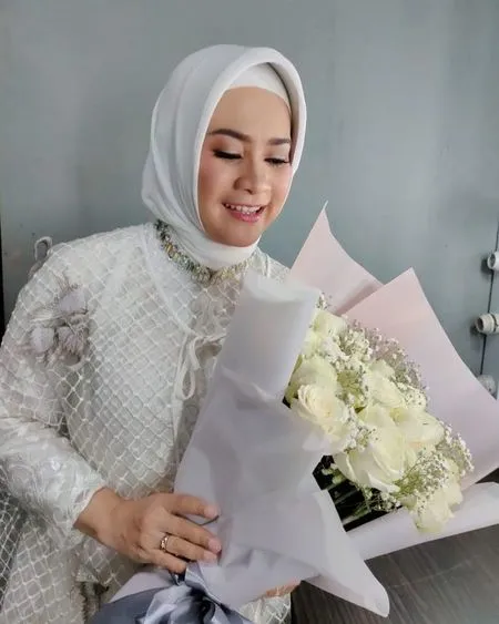 Pedangdut Ikke Nurjanah Dapat Kejutan dari Suami, Yuk Tengok 6 Fotonya yang Bikin Netizen Baper
