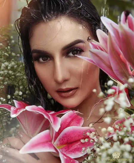 Pemotretan Irish Bella Tampil Cantik Berhias Bunga - Rambut Basah
