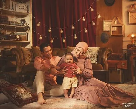 Pemotretan Keluarga Kecil Rezky Aditya dan Citra Kirana Bareng Baby Athar, Pamerkan Momen Harmonis Bahagia