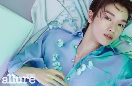 Pemotretan Solo Pertama: 11 Foto Sungchan NCT Pamer Kulit Putih Mulus di Majalah Allure Korea, Gantengnya Keterlaluan!