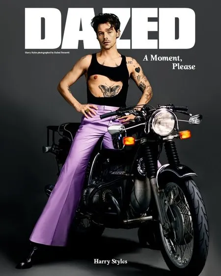 Pemotretan Terbaru Harry Styles yang Unik, Selalu Percaya Diri dengan Pakaian Feminin