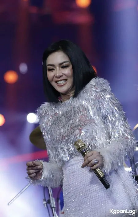 Penampilan Perdana Syahrini Pasca Nikah, Kirim Cinta Untuk Reino