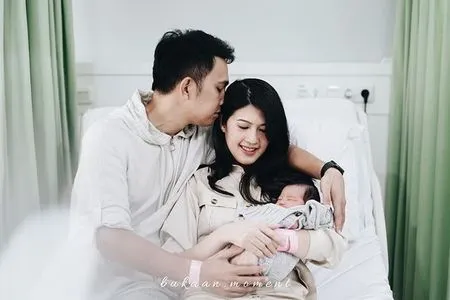 Penantian Panjang 8 Tahun, 8 Potret Bahagia Naga eks Lyla dan Istri Momong Buah Hati Tercinta
